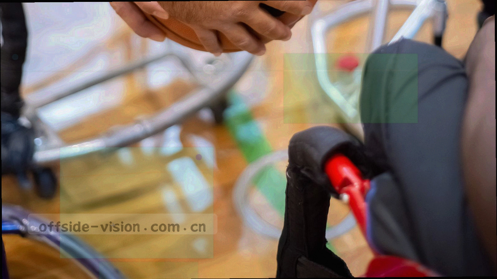 深色球场底图上的抽象越位线与半场网格纹理